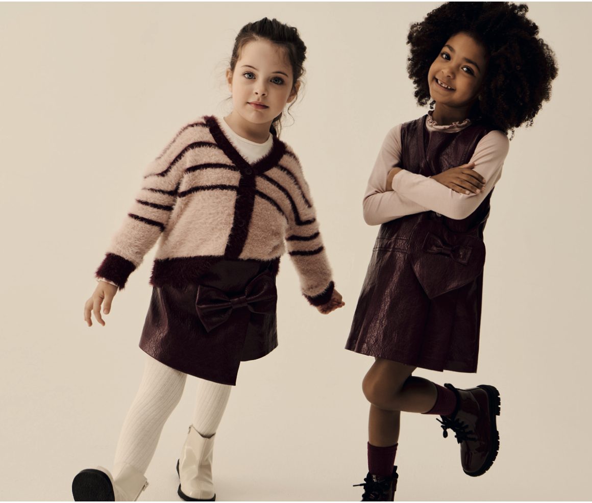 Bambine con capi delle collezioni disponibili da Ninì Abbigliamento